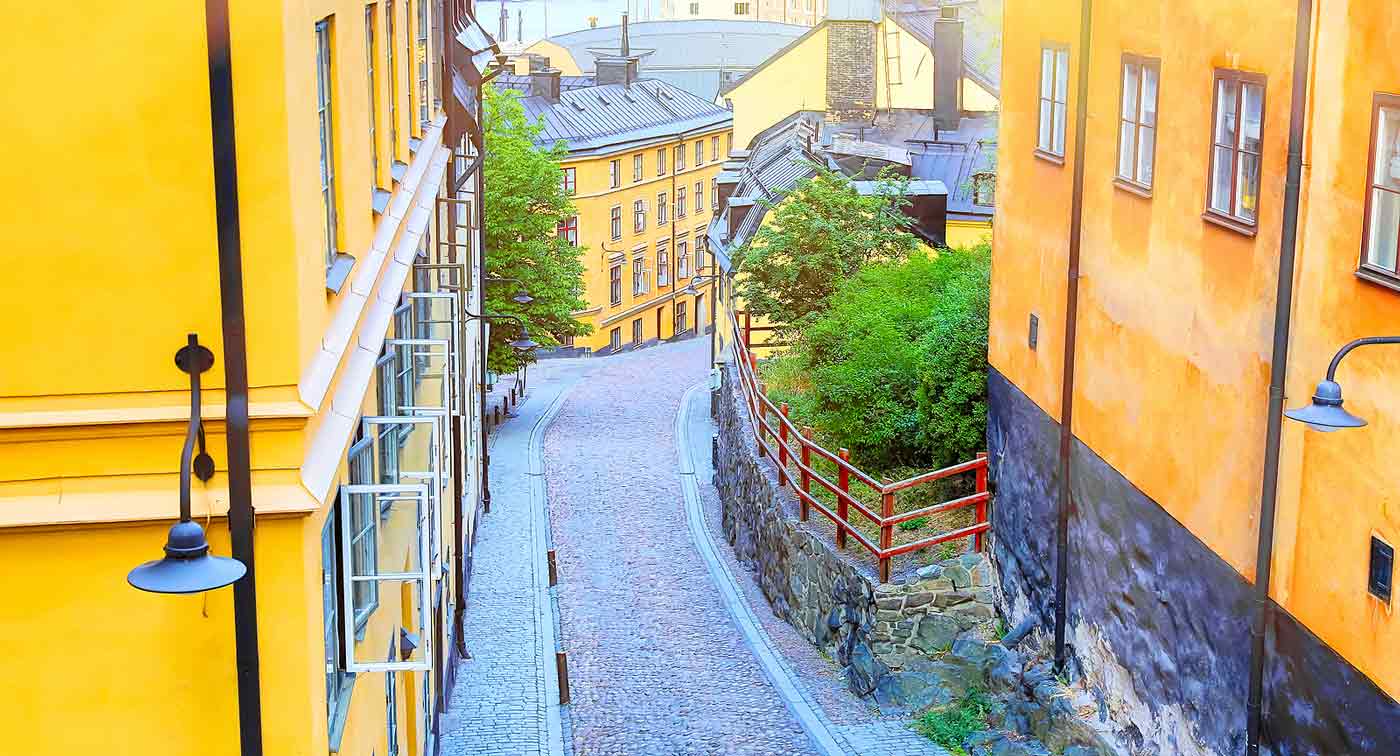The-Narrow-Cobblestone-Street